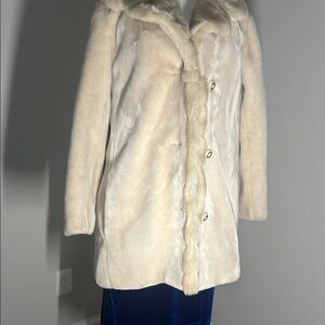 Borgana Faux Fur M/L
Vintage Elegant Cream Fur-Trimmed Women's Coat
